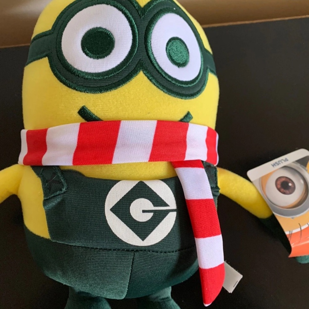 Universal Studios Despicable Me Minion Plush With Striped Scarf Green NWT
